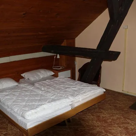 Tvrz Holesice-orlicka Prehrada, Penzion Kovářov